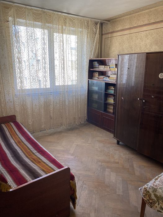 De Vanzare apartament 3 Camere Craiovei Pret 65.000Euro