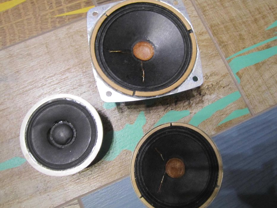 Говорителчета 3бр.10лв.трите
нямам представа за какво са,пречат ми