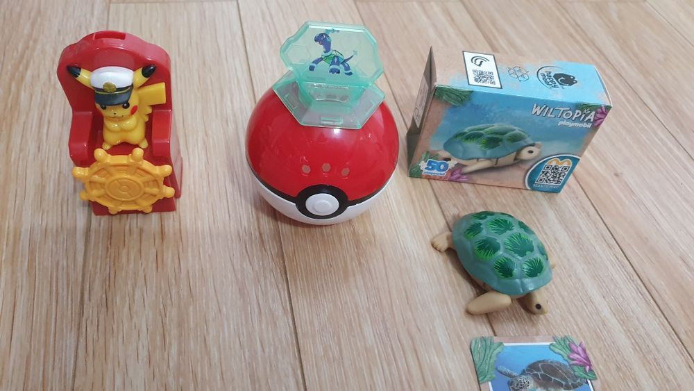 Jucarii Pokemon și Playmobil
