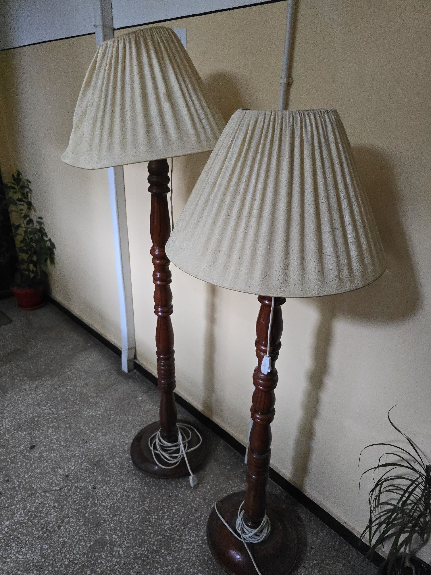 Vand doua lampadare din lemn, cu abajur din matase