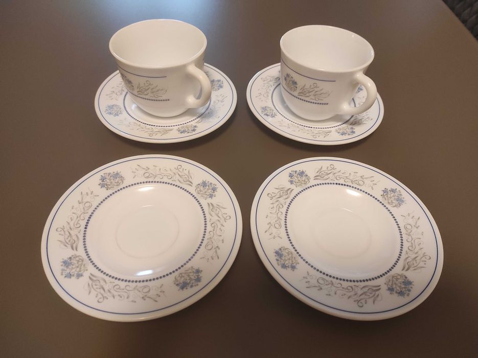сервиз от 2чаши и 4 чинийки за кафе