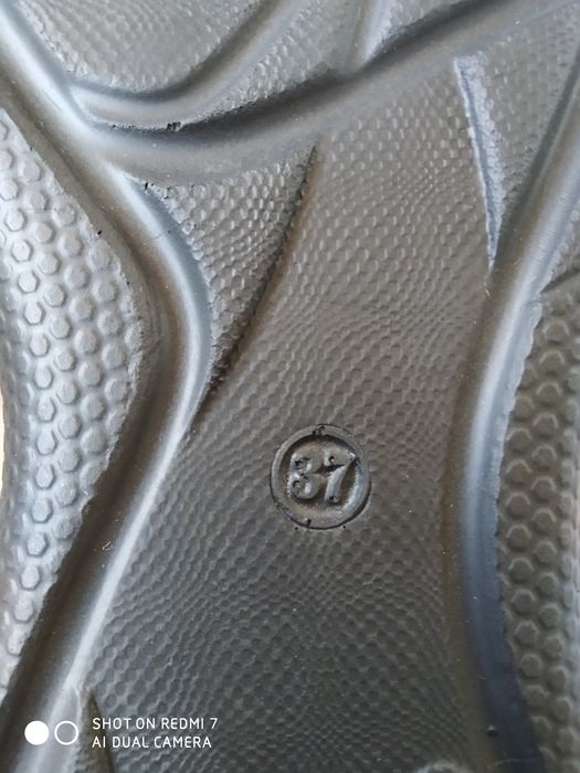 Кизларга янги кора пойафзал ва красовка.  70-минг сум.