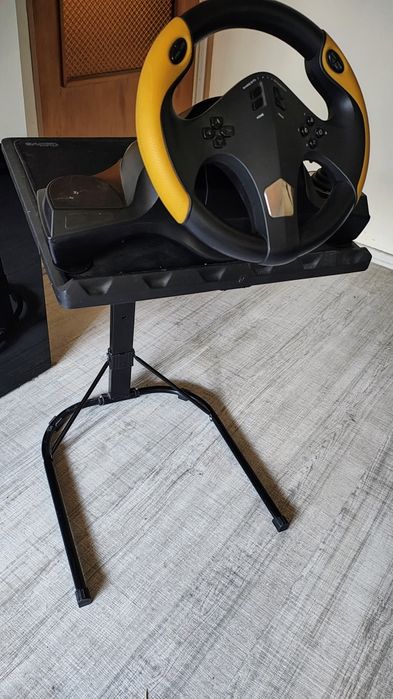 Playstation 4 Pro + două controllere,volan,dock răcire,8 jocuri