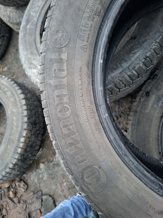Vand 2 anvelope 235 55 17 continental de iarna