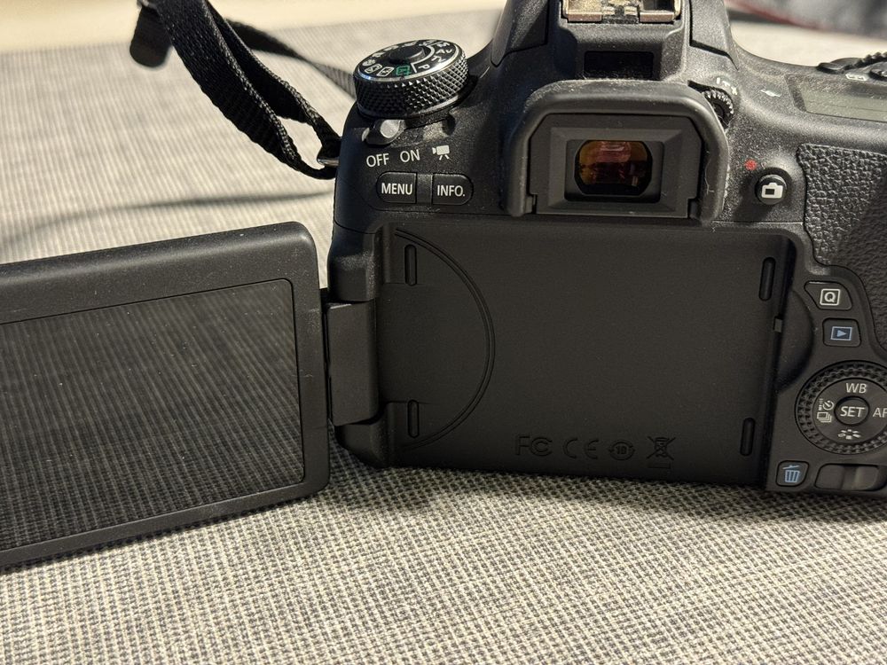 Canon EOS 760D Body + obiectiv EF-S 18-55mm