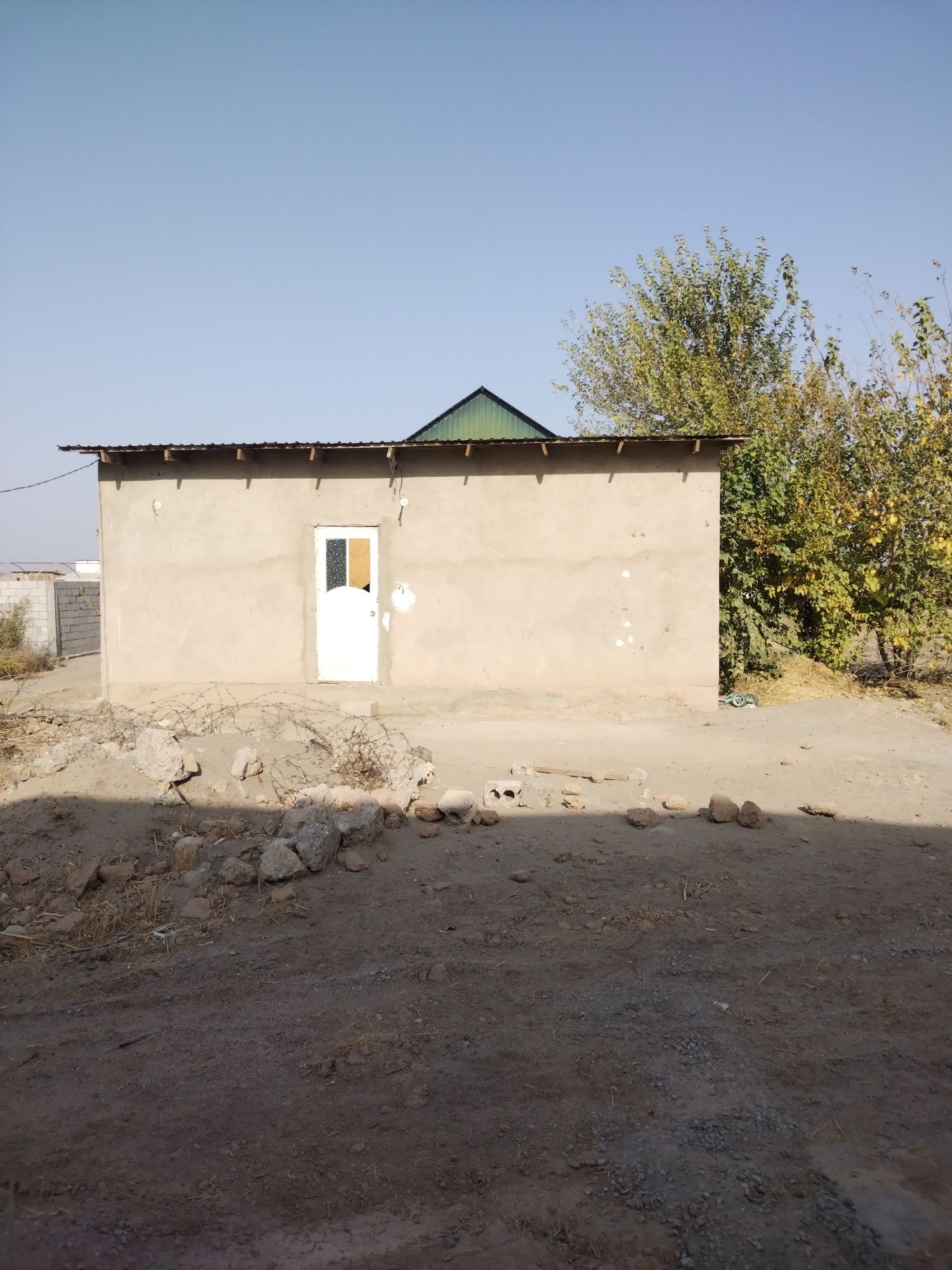 Uy xovli sotiladi