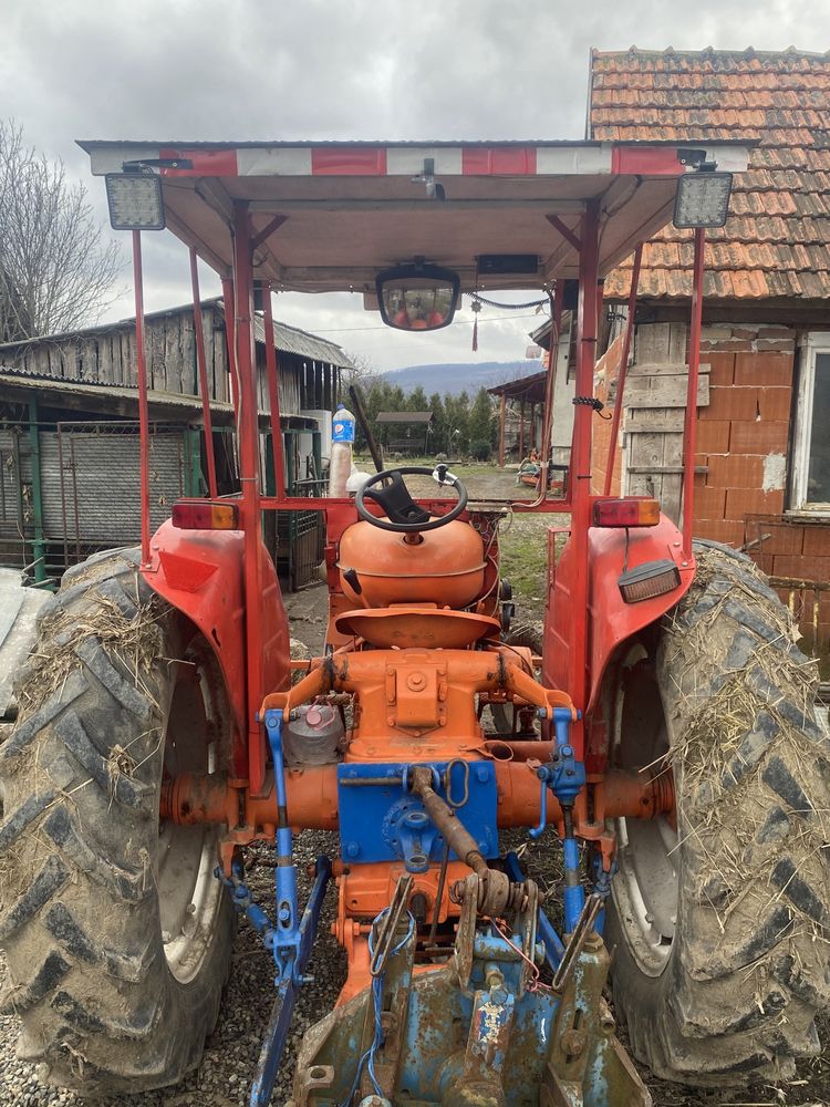 Vând tractor Ford