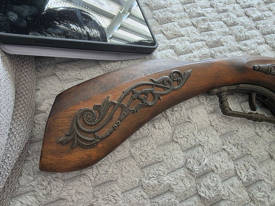 декоративен кремъчен пищов – реплика на старо оръжие от XVIII–XIX век.