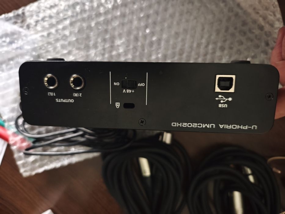Комплект 2 Микрофона хед сет с аудио интерфейс Behringer U-Phoria UMC2