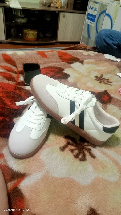 Продам кроссовки новые за 3500