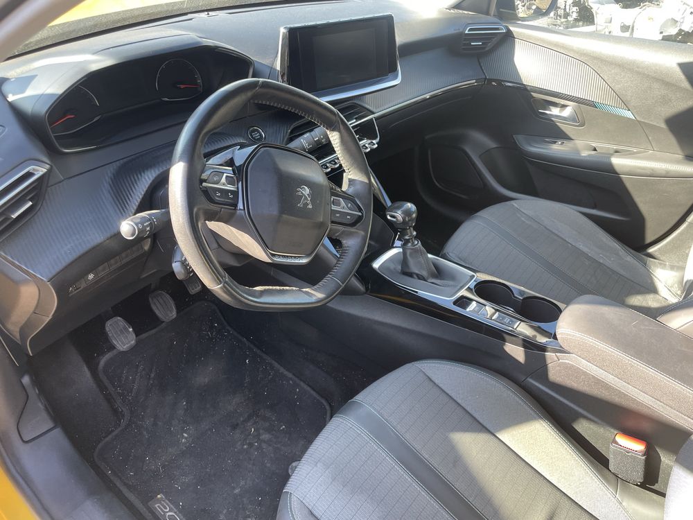 Peugeot 208 на части