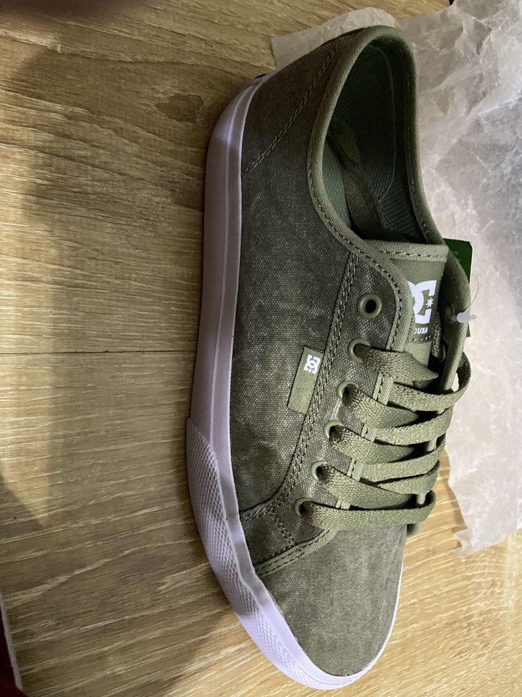 DC shoes оливкогого цвета
