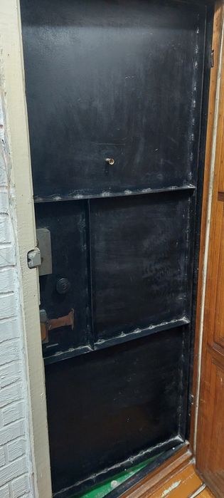 Срочно продам железную и деревянную входные двери