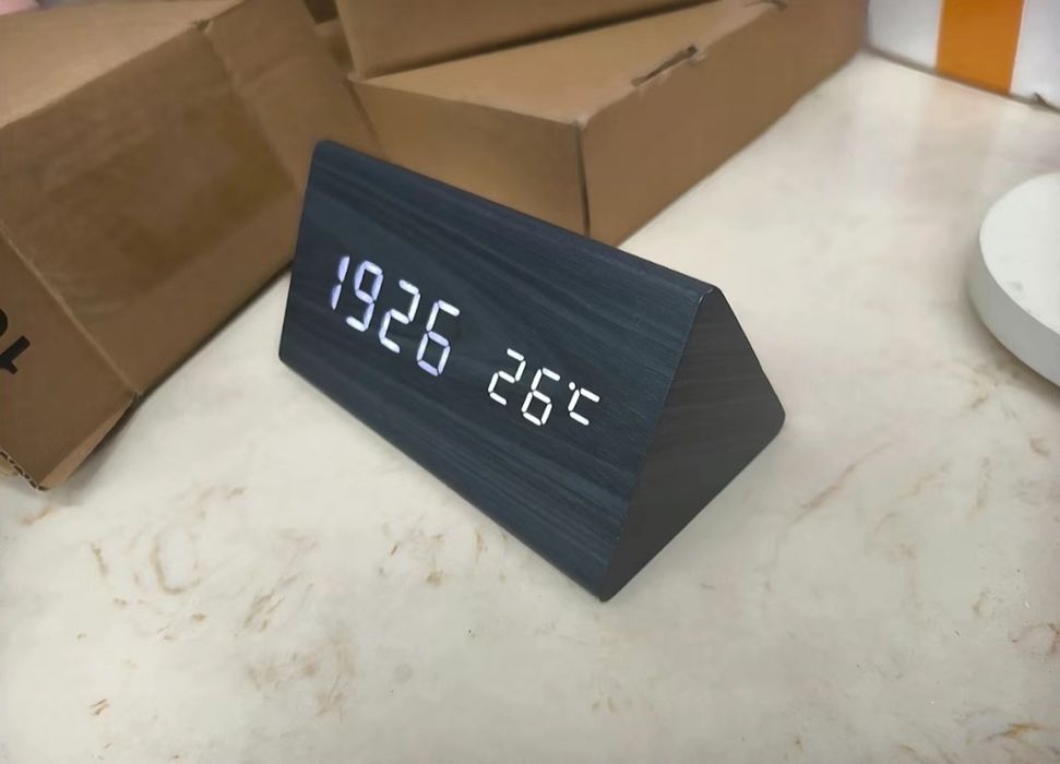 Часы настольные. Новые. Работают как от питания так и на батарейках.