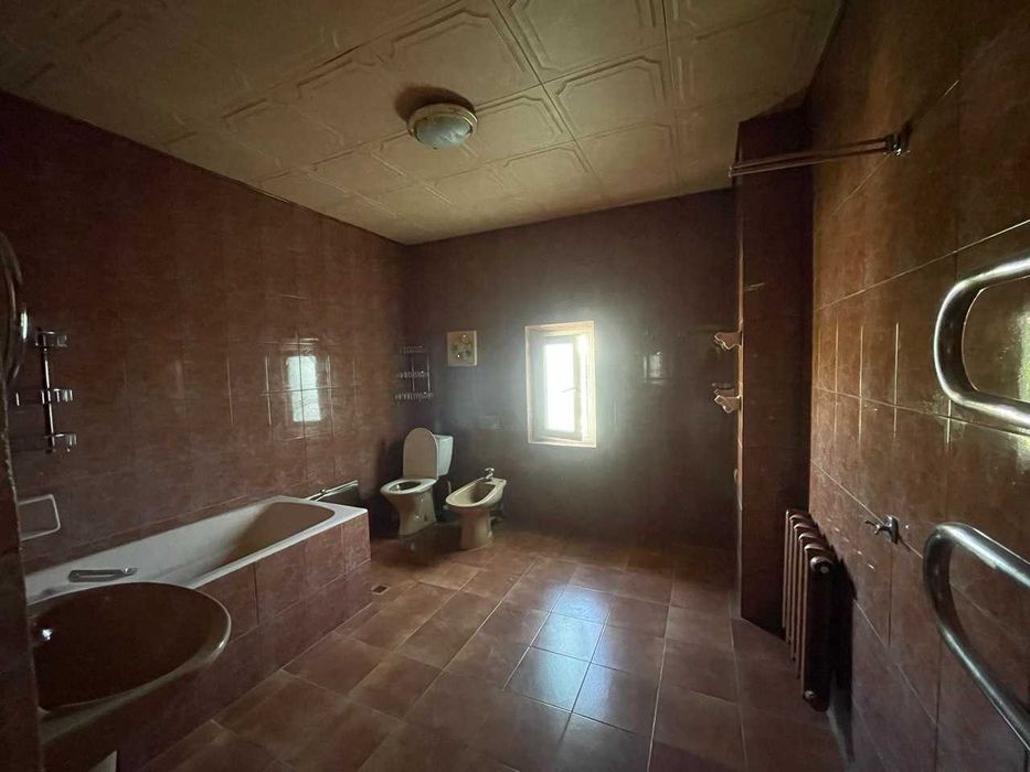 Дом ул.Ивлева 8-сот 2-этажа 7-комн 560 м² 4 с/у бассейн можно под офис