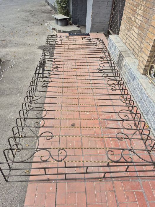 Решетки на окна продаются. Металлические красивые решетки, 3 штуки.