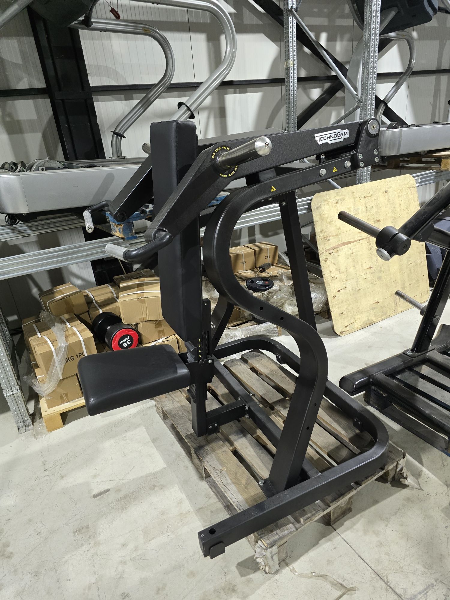 Technogym раменна преса със свободни тежести
