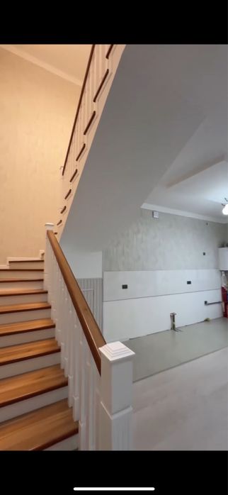 Uchqaxramon postidan 5 km ichkarida . 2 sotix 5 xona Pod klyuch.