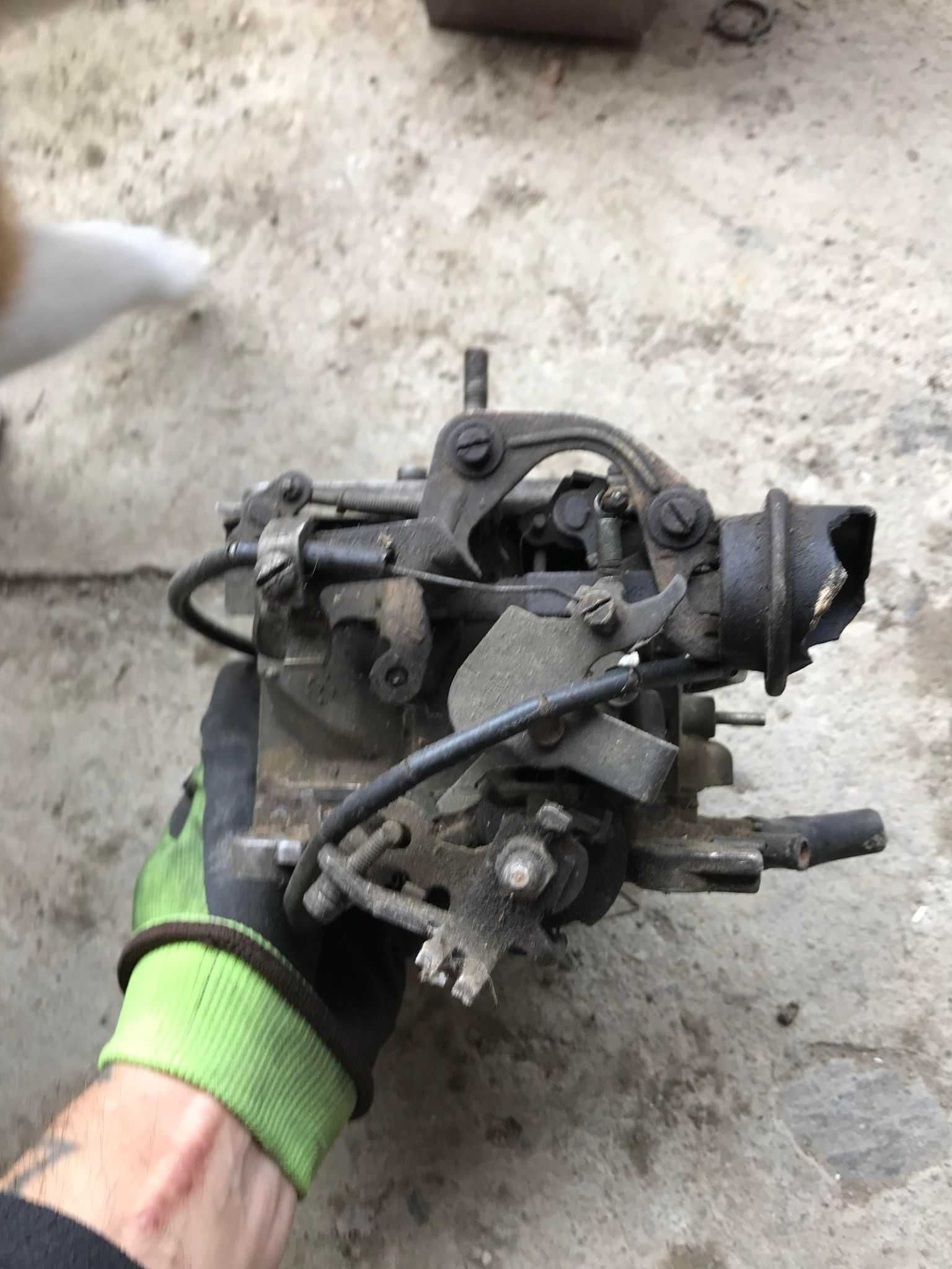 Carburator dublu corp