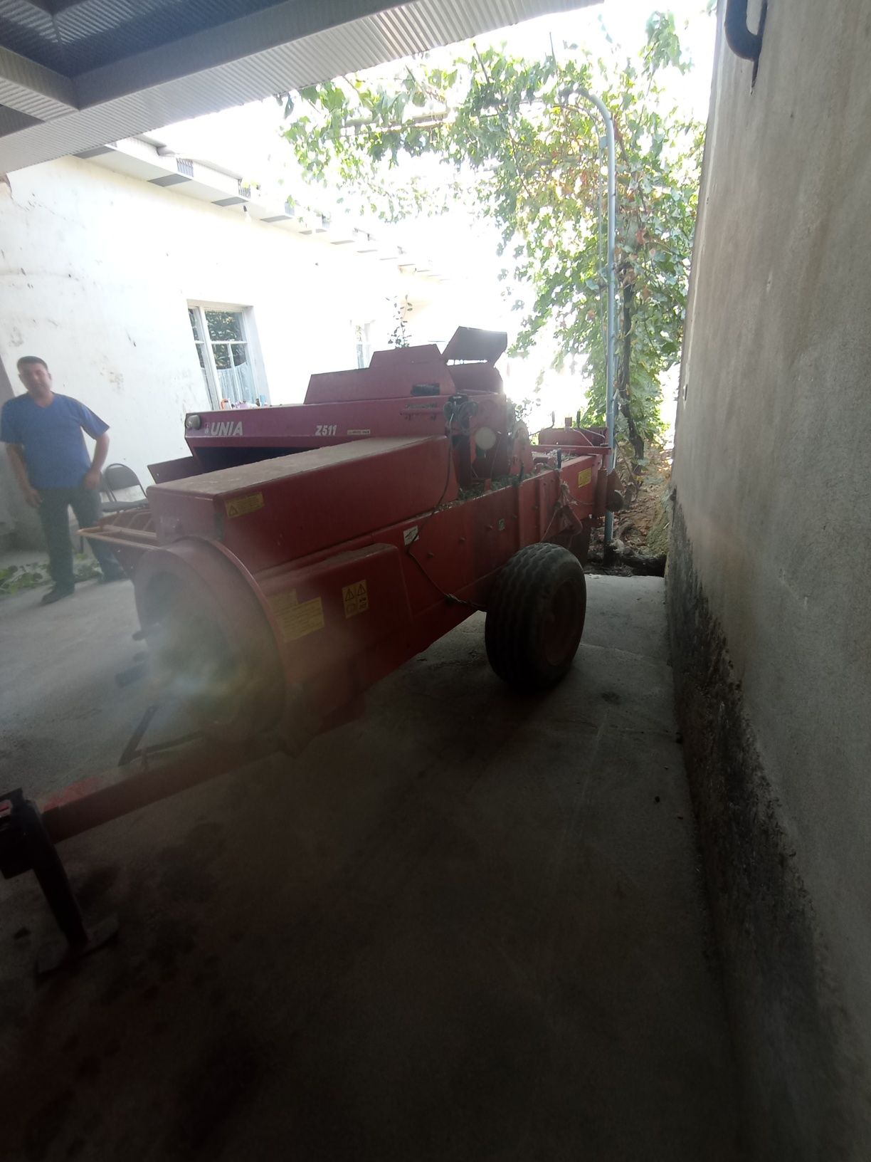 Eles traktor va kaplekt narsalari bilan