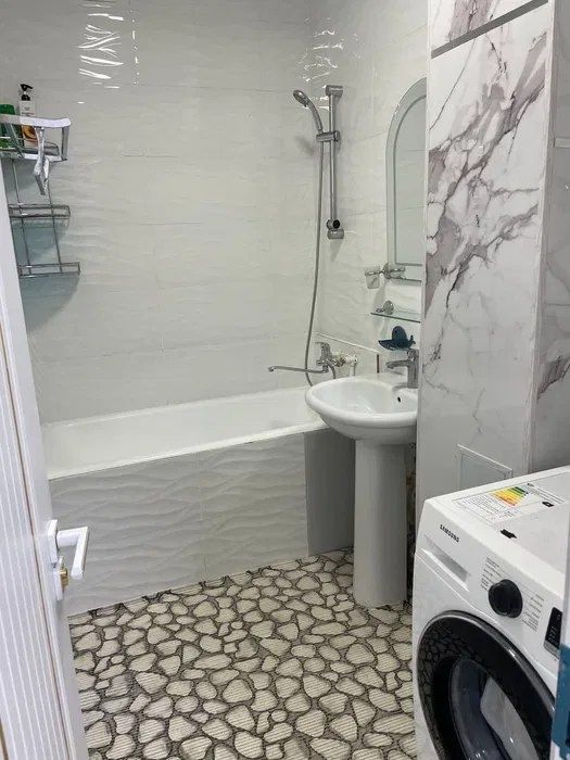 Сдается трёхкомнатная в Гафур Гуляме рядом с метро,