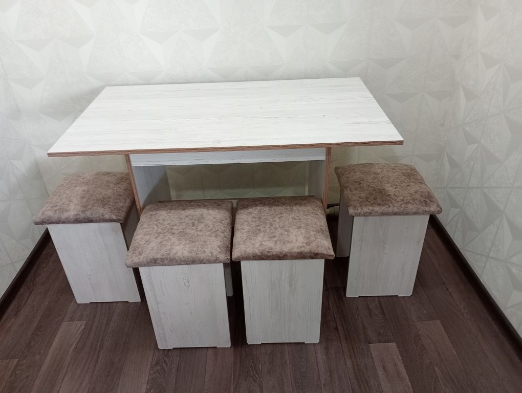 Новые кухонные столы разных размеров с  мягкими  табуретками