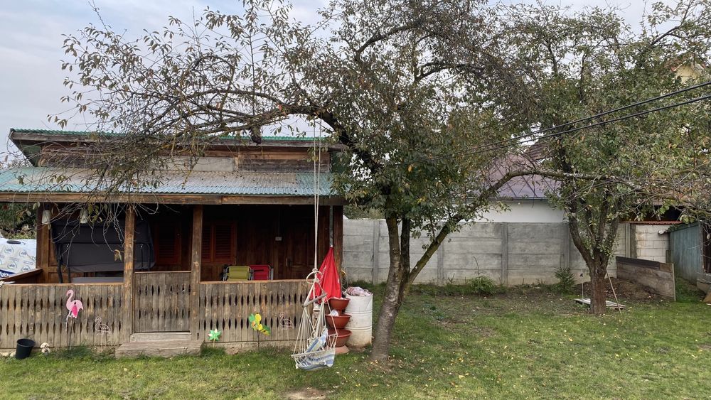 Teren intravilan cu fundatie si casuta in Bercu Rosu