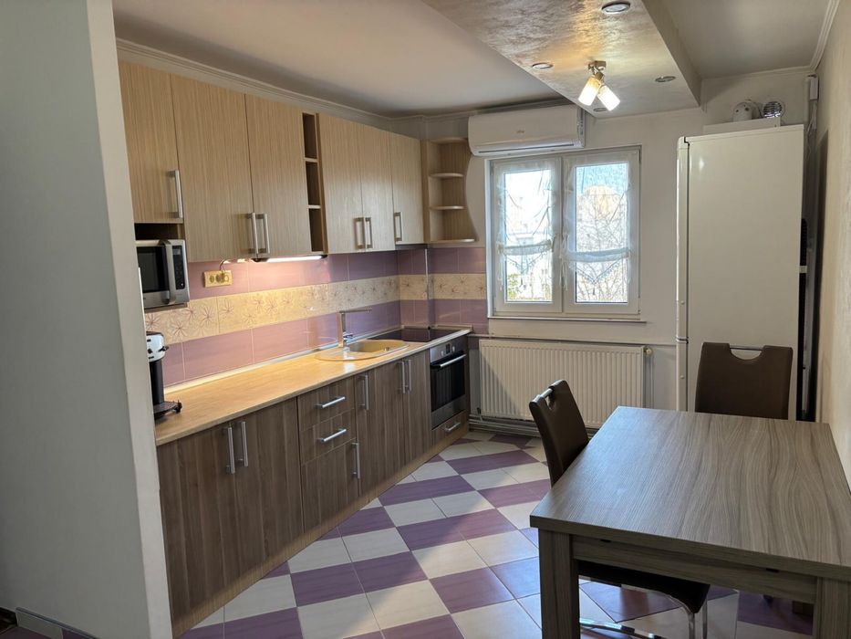 Apartament 3 camere de închiriat