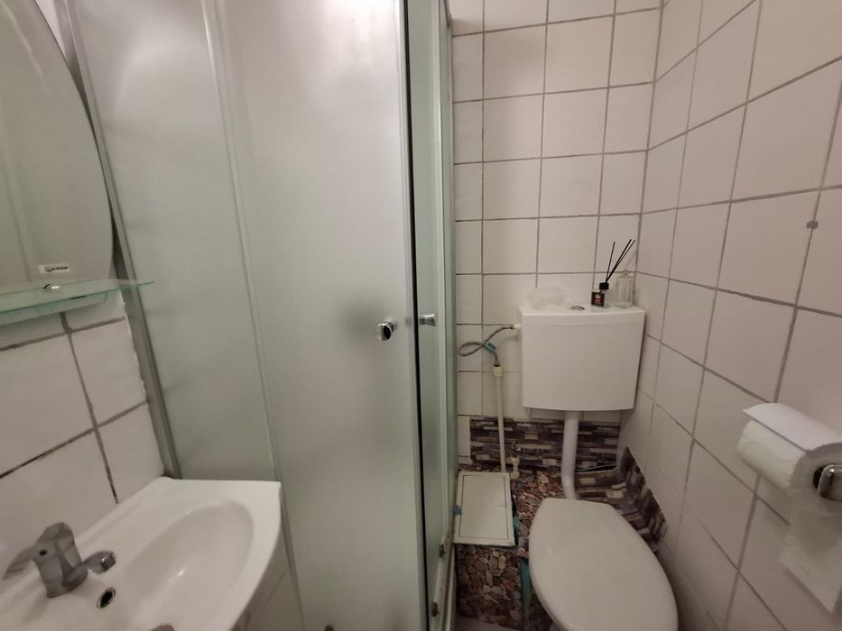 Închiriez garsonieră zona Podu Roș, Piața Nicolina, 200€