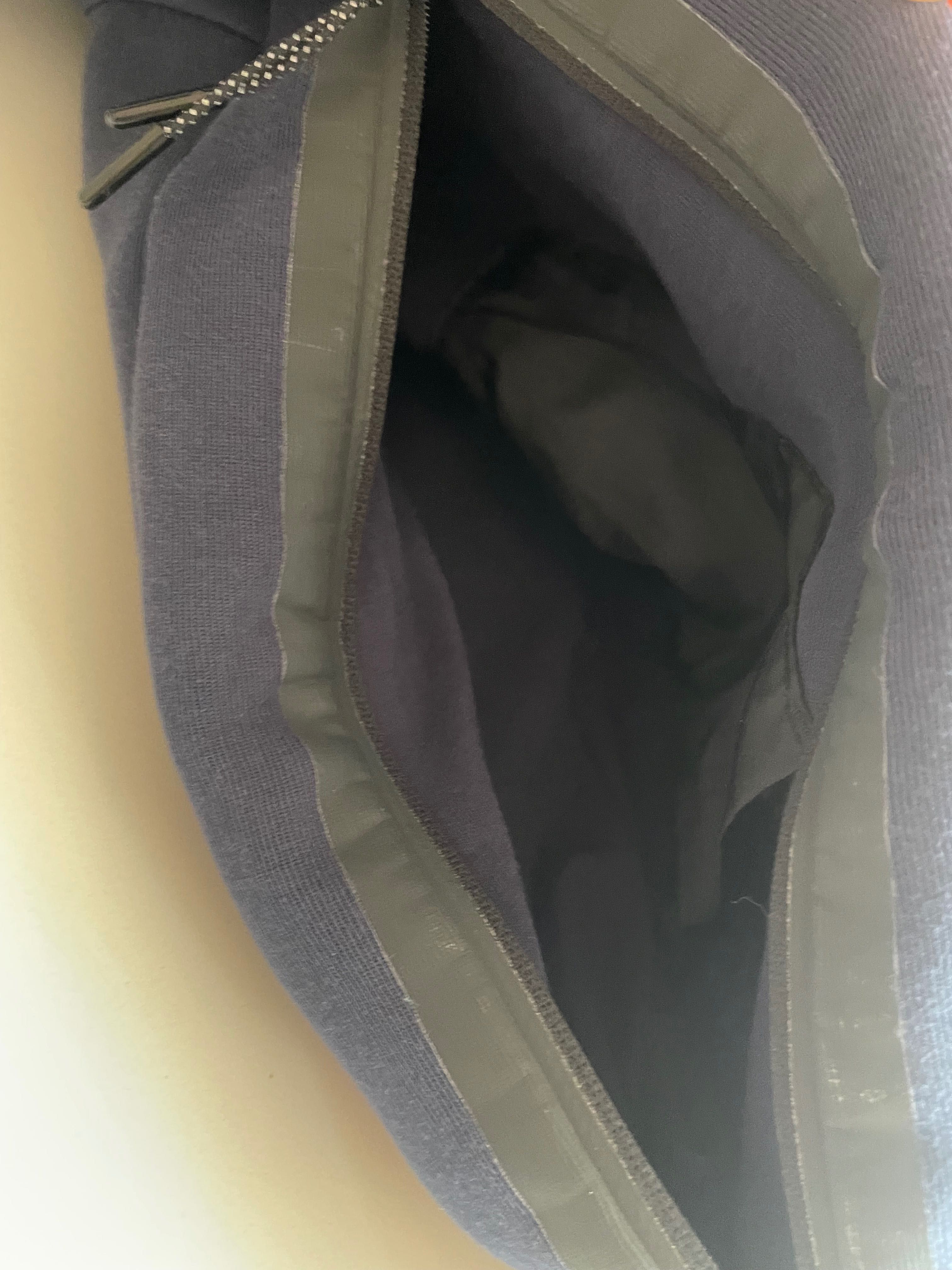 Продавам тъмно син nike tech.