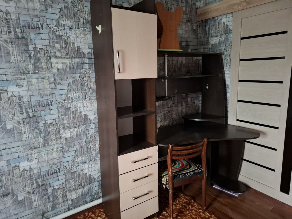 Продам компьютерный стол со шкафом