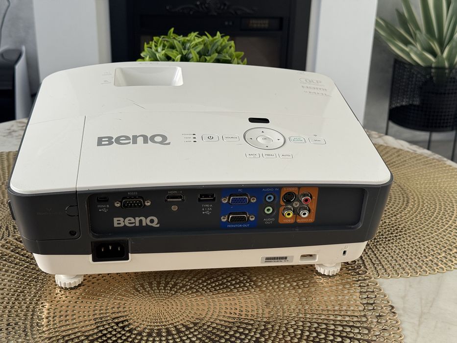 Videoproiector BenQ - 4000 lumeni, WXGA, HDMI, 3D - Impecabil!