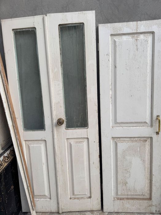 Чёрный потолок, б/у двери , рейки и т.д