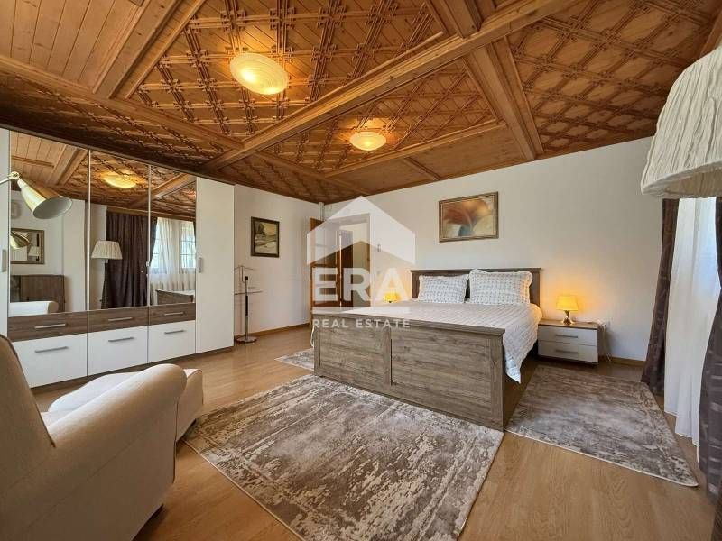 Чаровна къща с голям красиво озеленен двор под наем в кв. Симеоново