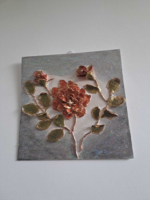 Tablou 3D handmade – floare centrală aurie pe fundal argintiu