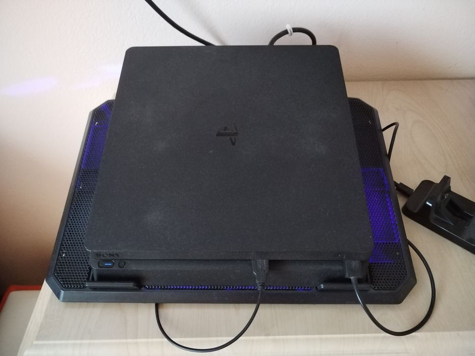 PlayStation 4+două joystick wireless +8 jocuri