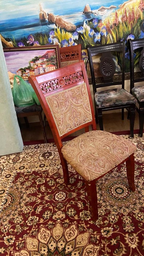 Продаются стулья производство Китай, в большом количестве, деревянные.