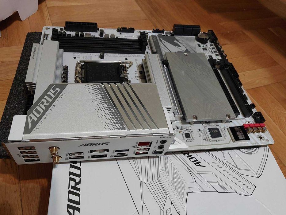 Intel Core i7 14700 + Gigabyte Z790 AORUS Elite AX ICE DDR5 Wi-Fi