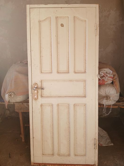 Taxta eshik sotiladi