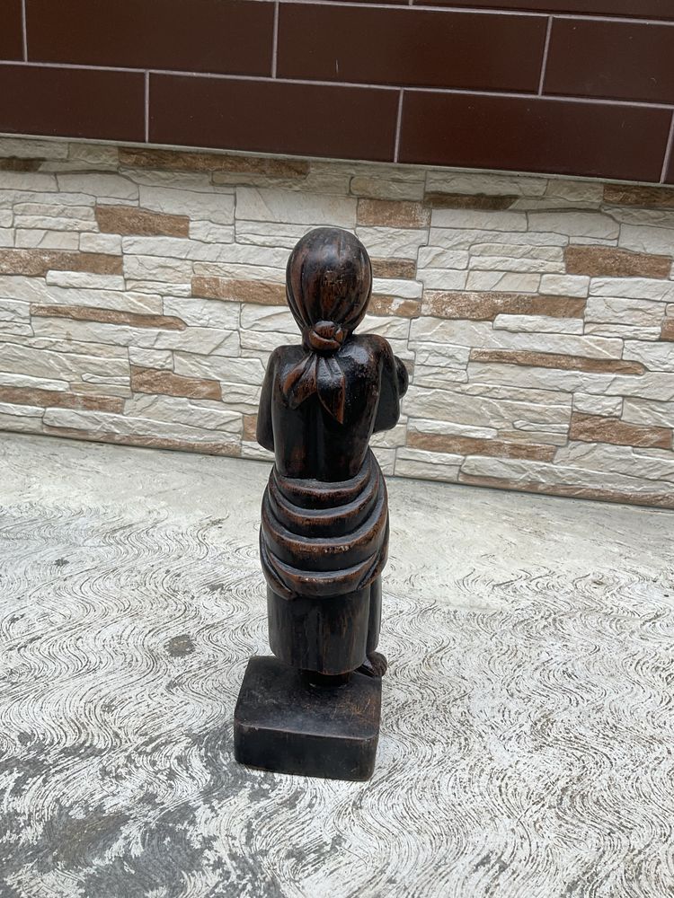 Sculptura din lemn “Mama și copilul”