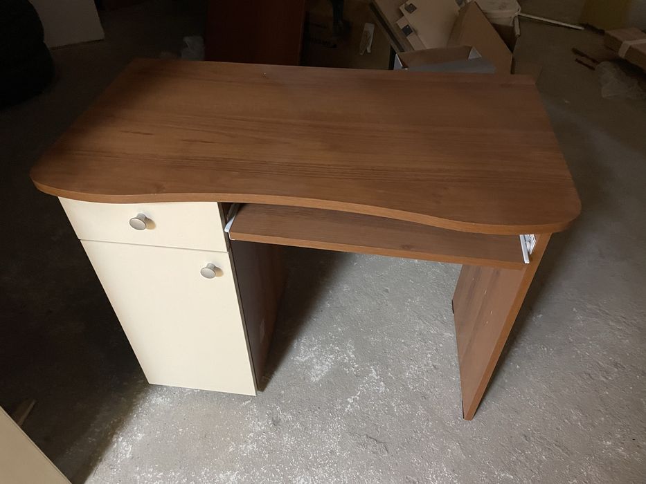 ПРОДАВАМ МНОГО СПЕШНО! Ученическо бюро в прекрасно състояние