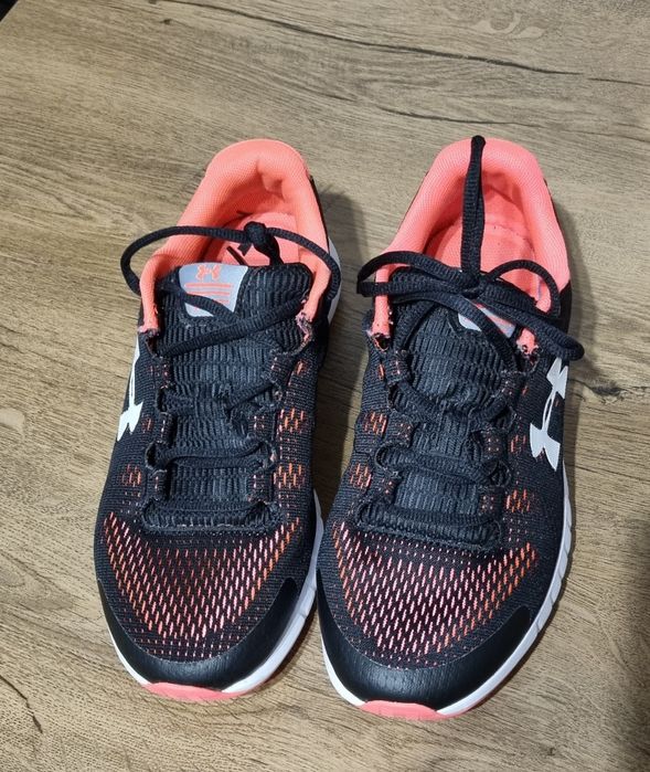 Adidasi pt femei under armour