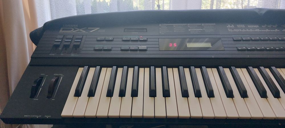 Yamaha DX7S synth