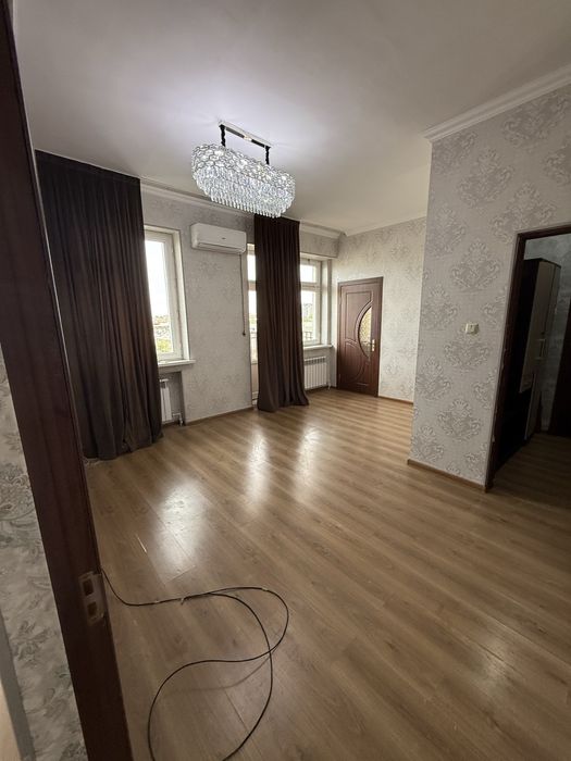 Срочна квартира сотилади сергели 6 А метро 2 чи бекат енида