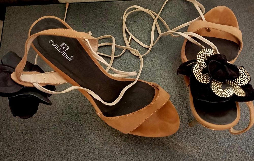 Продам босоножки.