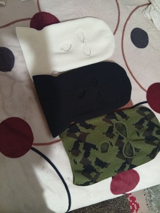 Vând 3 cagule nefolosite