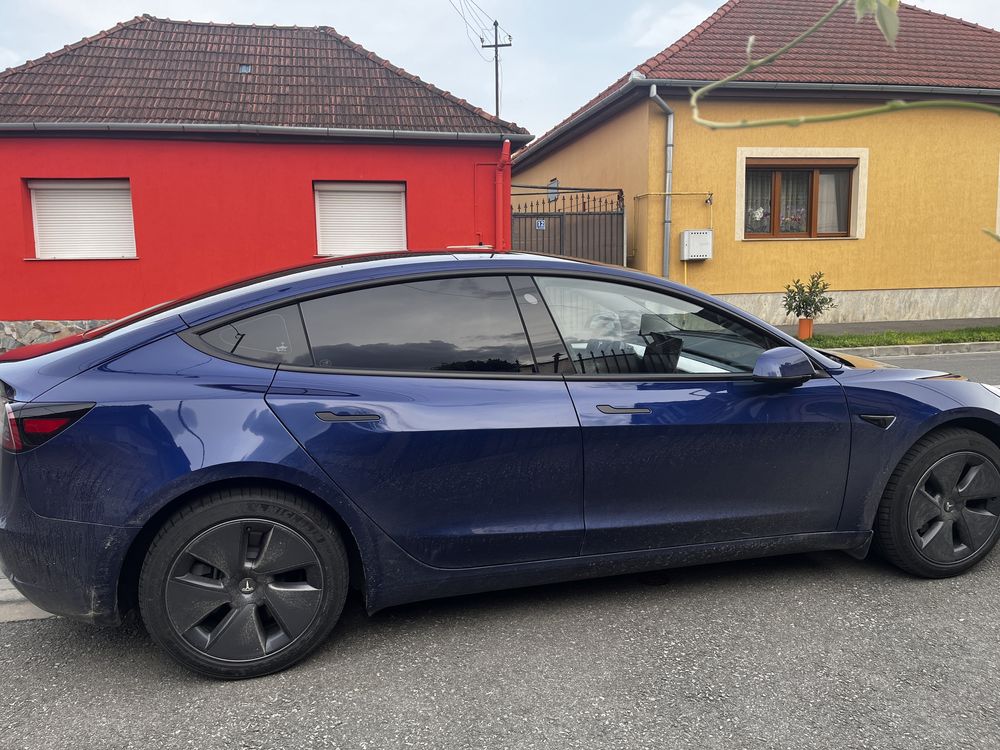 Tesla Model 3 SR 2023, Carlig, interior alb, ext albastru - negociabil