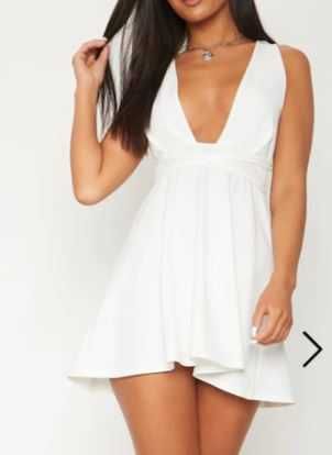 Бяла мини лятна рокля с дългри презрамки, които се осукват през кръста