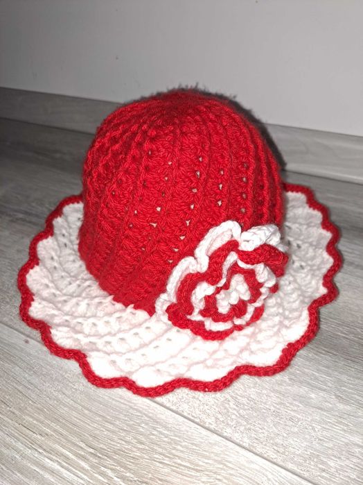 Ръчно плетена шапка двуцветна модел мартеница федора с голямо цвете