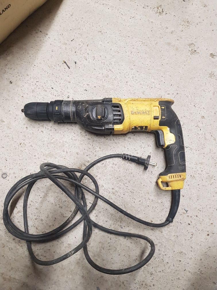 Lampi led si rotopercutor dewalt